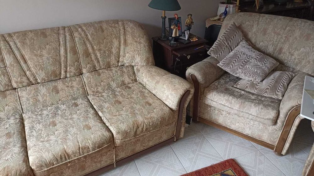 Sofá cama (3 lugares) + 2 Cadeirões antigos