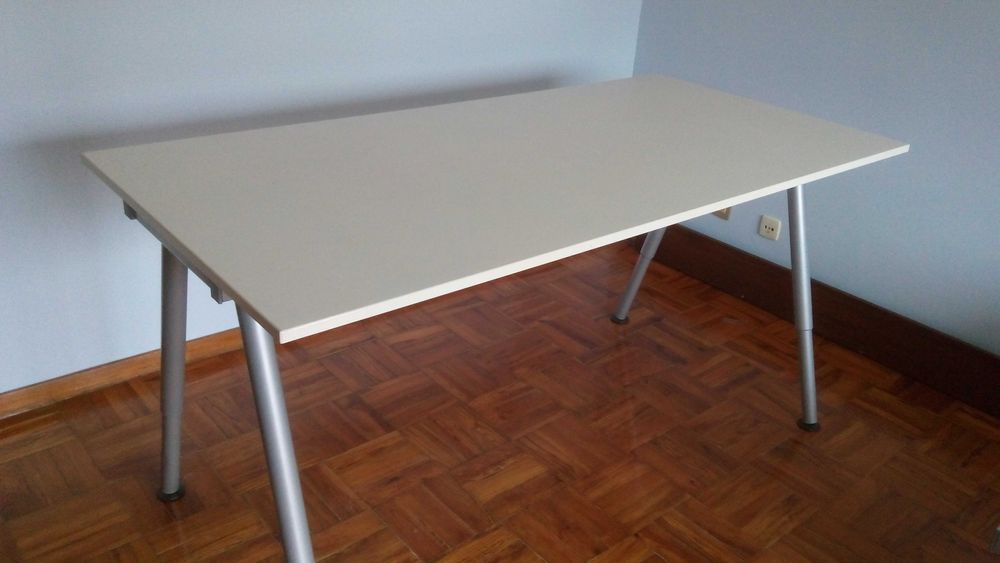 Secretária Ikea (modelo Galant) com altura regulável