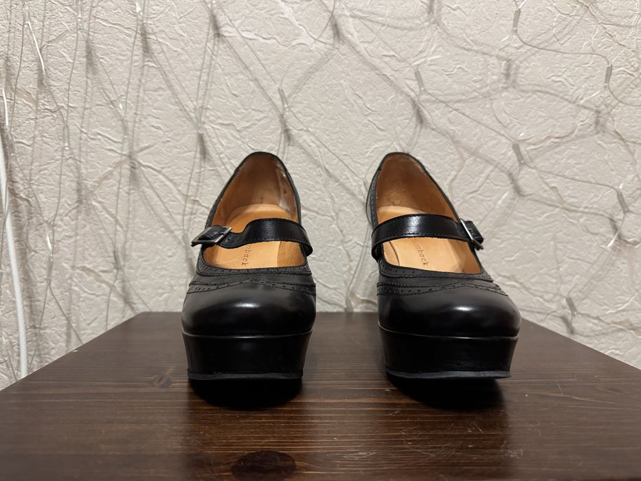 Продам жіночі шкіряні туфлі Camilla Norrback