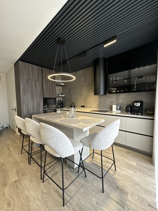 Продаж сучасної просторої квартири з дизайнерським ремонтом