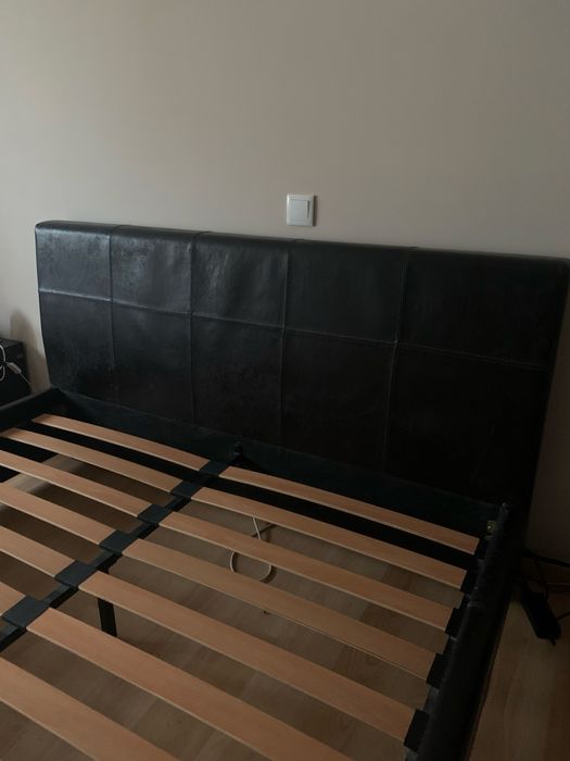 Cama  em pele castanha