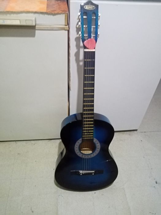 Guitarra com corda partida
