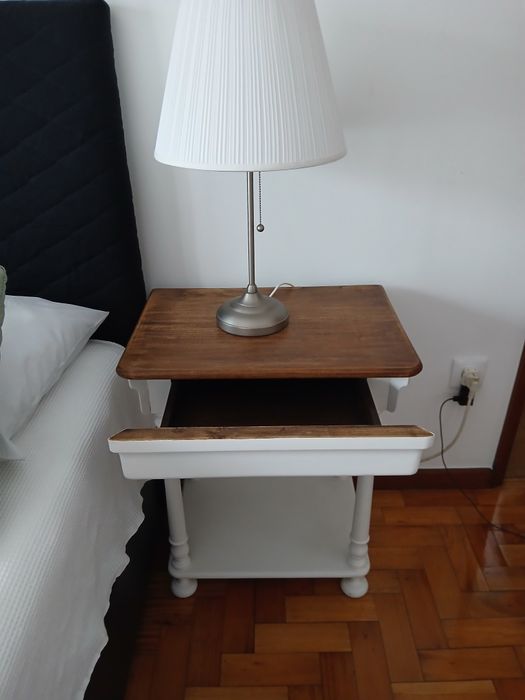 2  mesinhas de cabeceira.