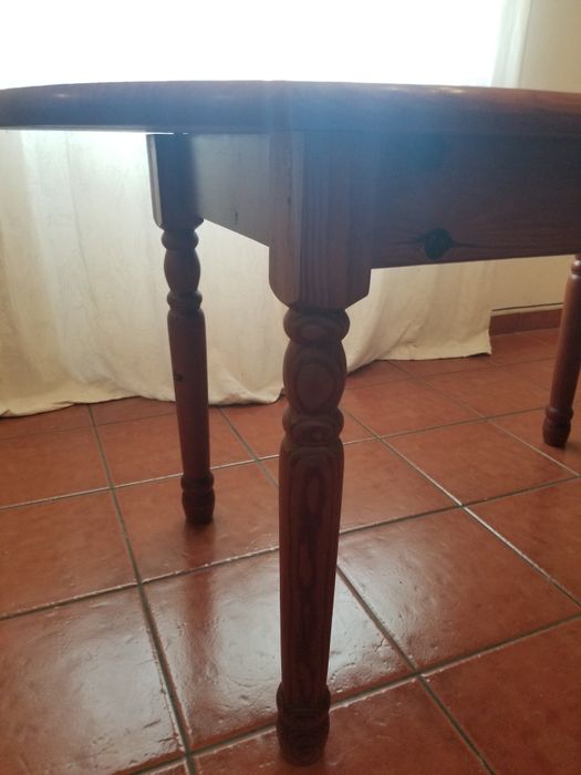 Mesa de cozinha ou sala, madeira e tampo oval,