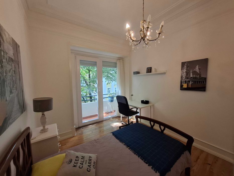 Quarto junto à av. Roma
