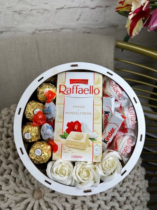 Подарункові бокси з солодощами та квітами – радість для коханих