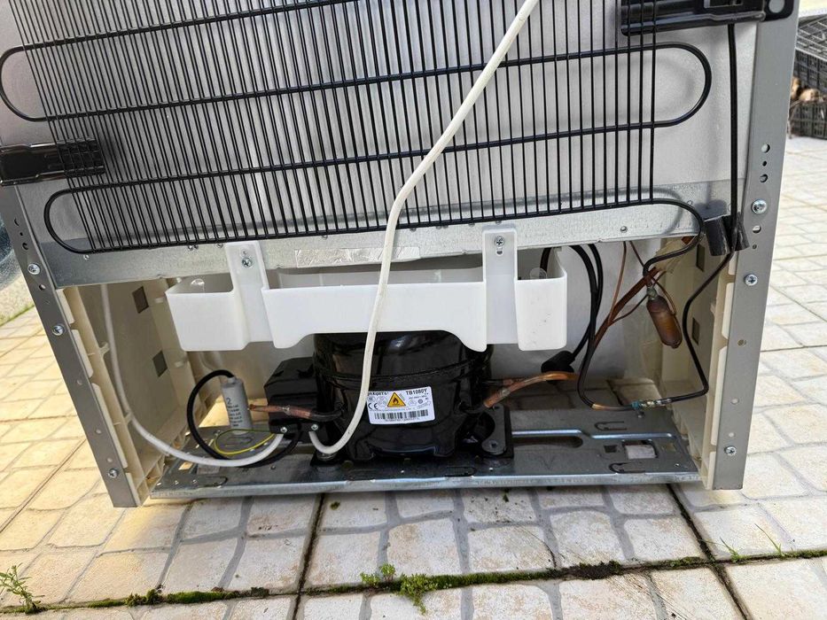 Frigorífico AEG RKB638E2MX com novo