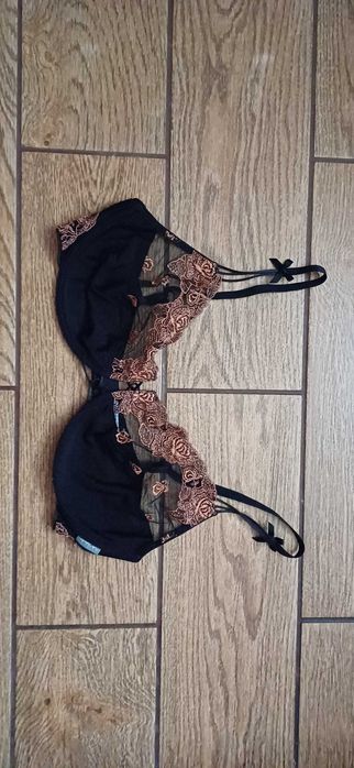 Elegancki czarny biustonosz Tricosi w r. 90 D