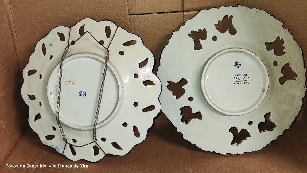 Pratos decorativos em cerâmica antiga com suporte