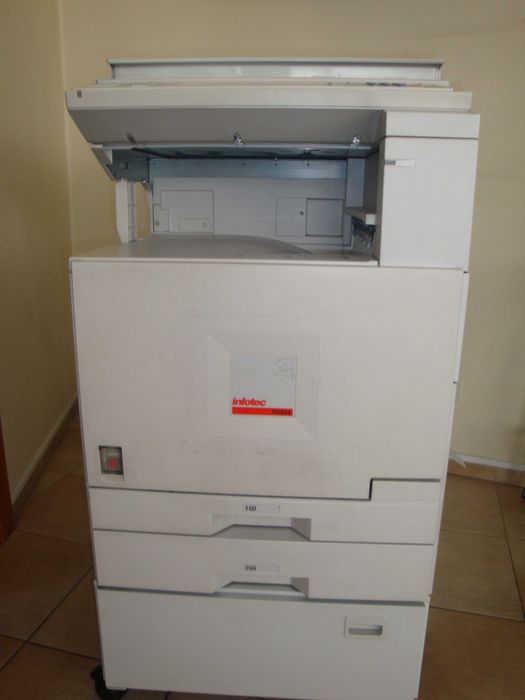 Impressora Multifunções com arrumação