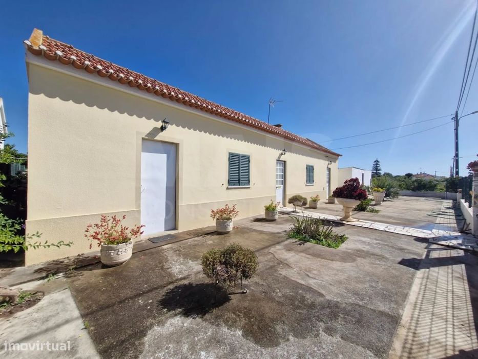 Quintinha com Moradia T2, Anexo/Armazém e Terreno de 1.247 m² em Fo...
