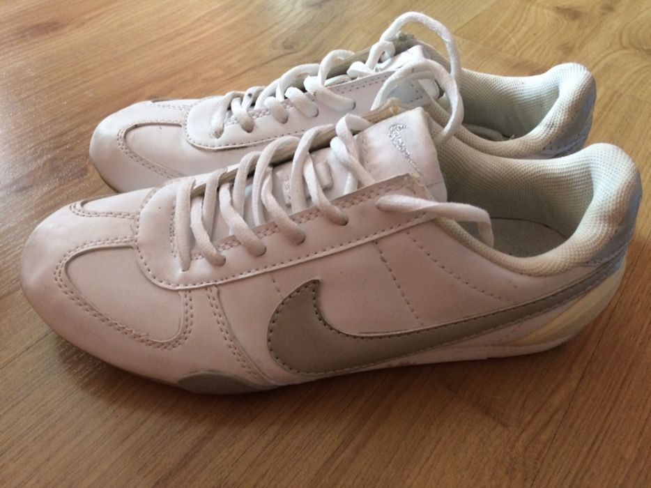 Nike białe