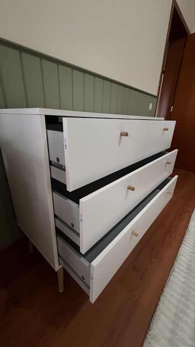Cómoda com 4 gavetas - Nova