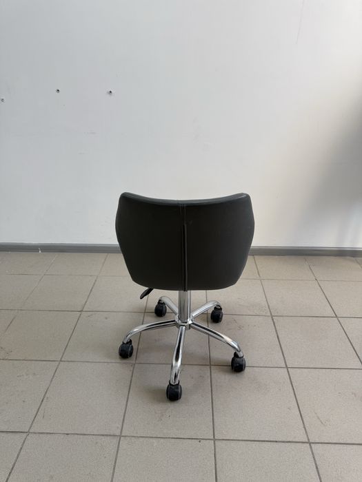 Стул для манікюру