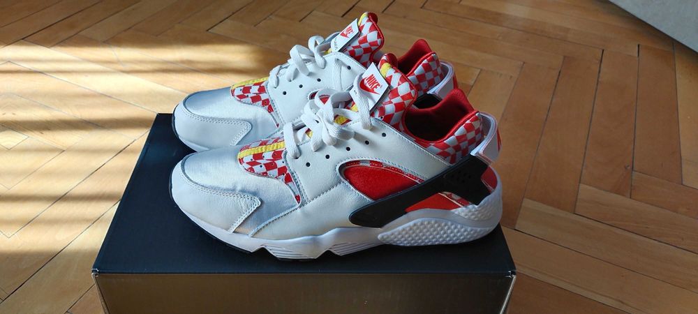 Buty sportowe Nike AIR HUARACHE PRM QS r. 45 Liverpool UEFA FIFA
