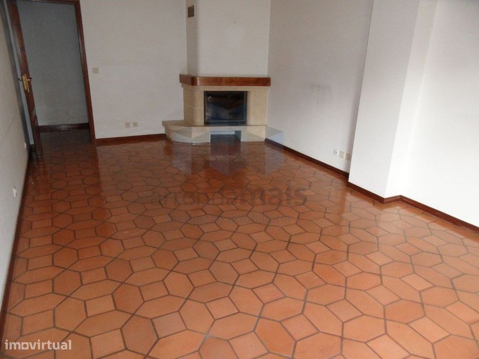Arrenda-Se Apartamento T2 Com Garagem Junto Solum