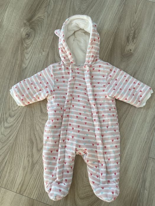 Kombinezon w serduszka dla dziewczynki