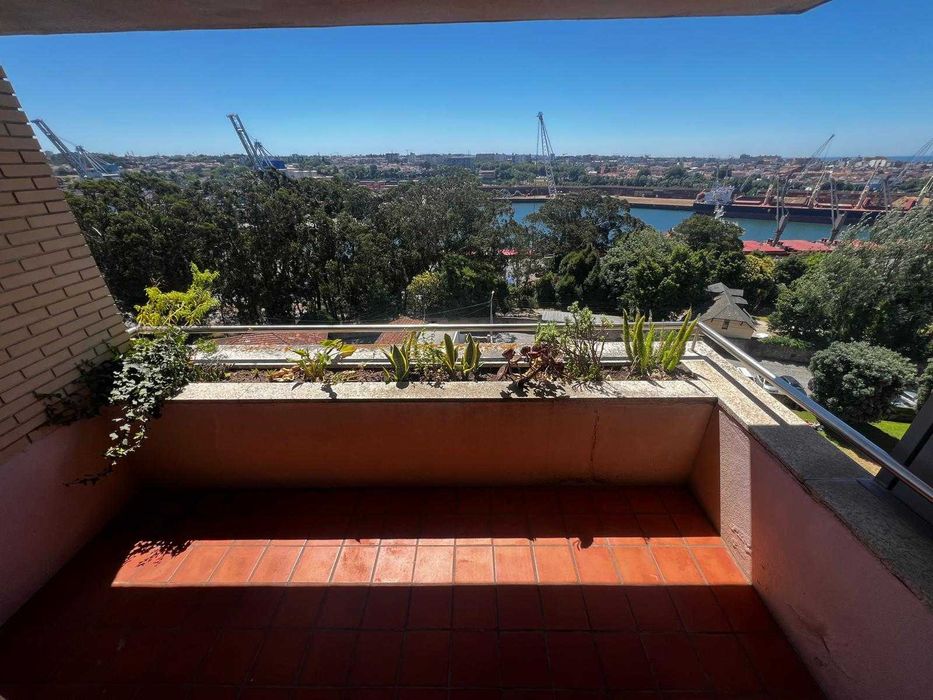 Arrenda-se T2 c/lugar de garagem e arrumos
