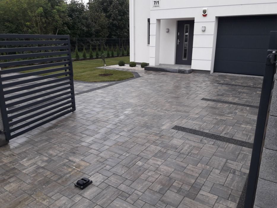 Układanie kostki brukowej, brukarstwo, utwardzanie, zagęszczanie