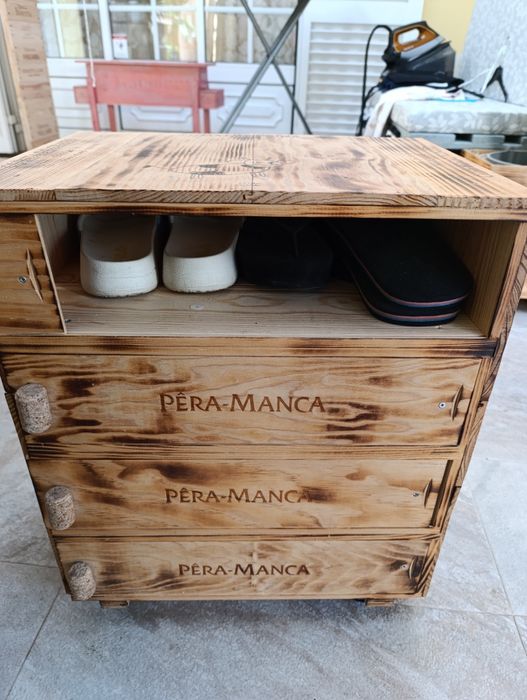Mini sapateira ou mesa de apoio, feita de caixas de vinho
