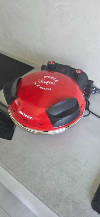 Ariete 909 — piec do pizzy, czerwony