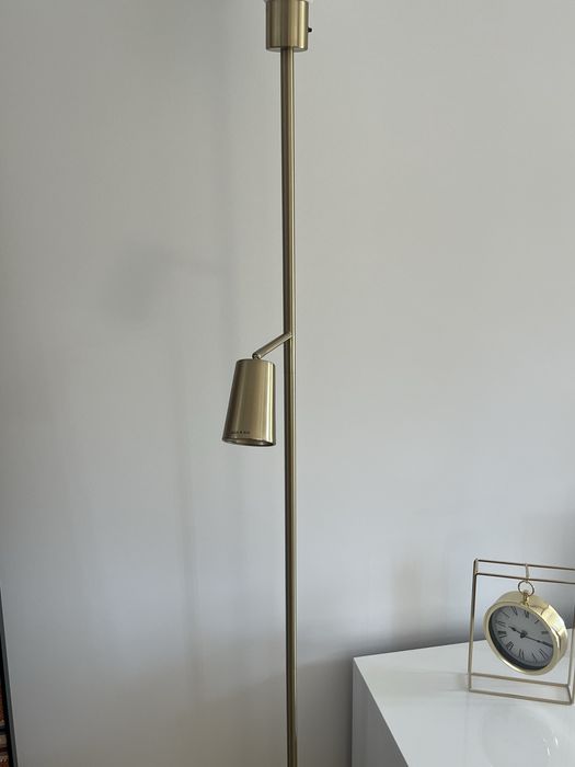 Candiero dourado com detalhes em branco