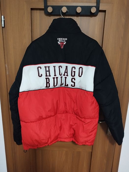 Puchowa kurtka CHICAGO BULLS z kolorowymi wstawkami