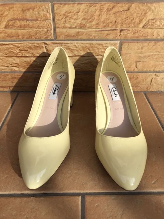 Żółte lakierowane buty czółenka od Clarks w roz 41