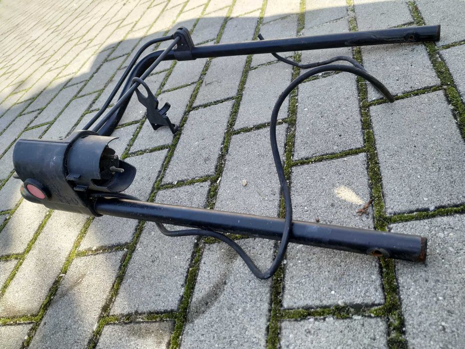 Uchwyt do kosiarki z wyłącznikiem i gniazdem