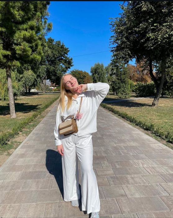 Продам велюровый костюм с клещевым и штанами