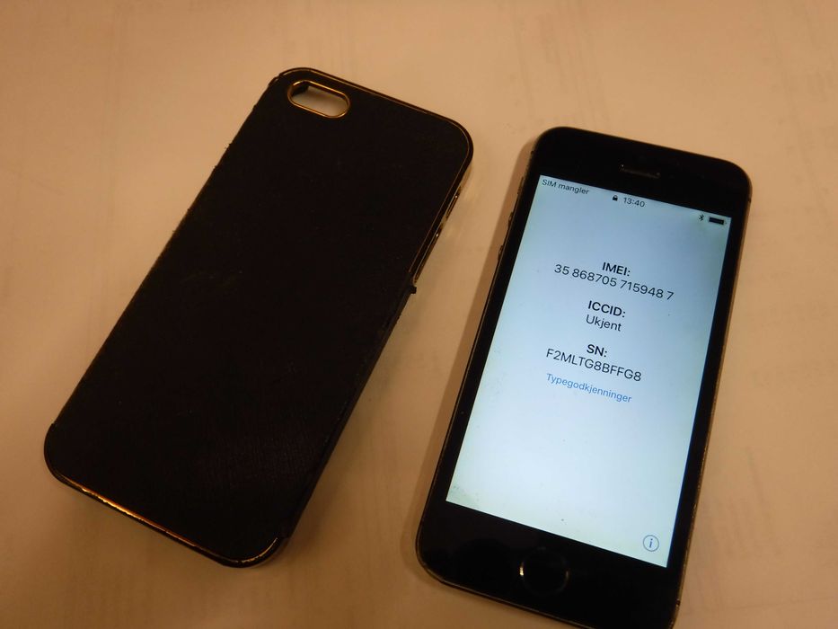 Telefon Apple iPhone 5S  model  A 1457  z etui
