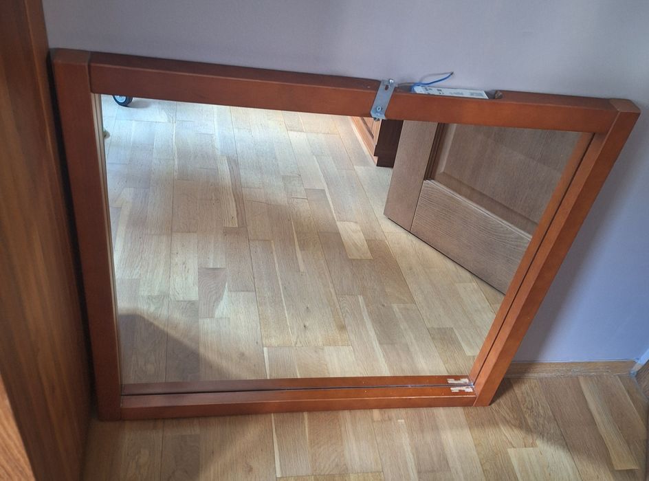 Lustro 80x70 w drewnianej ramie.