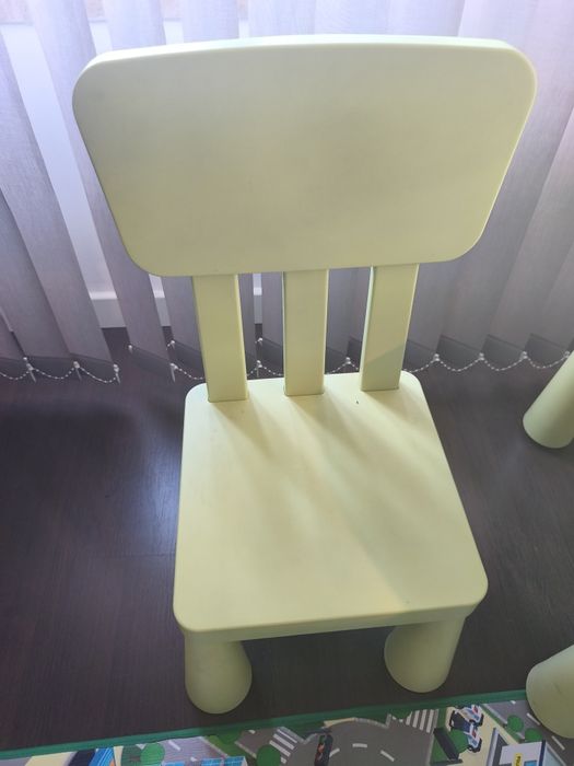 Mesa e cadeira de criança usada