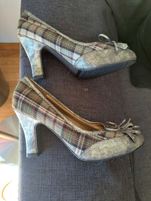 Sapatos quadrados e dourado tamanho 38