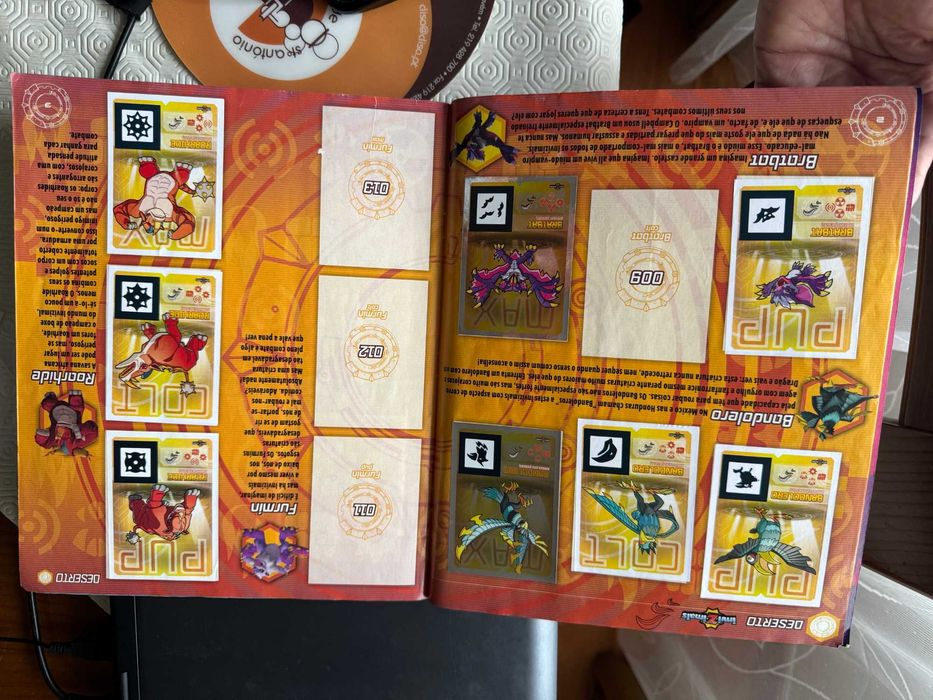 Invizimals - Sticker Album - com 156 figuras