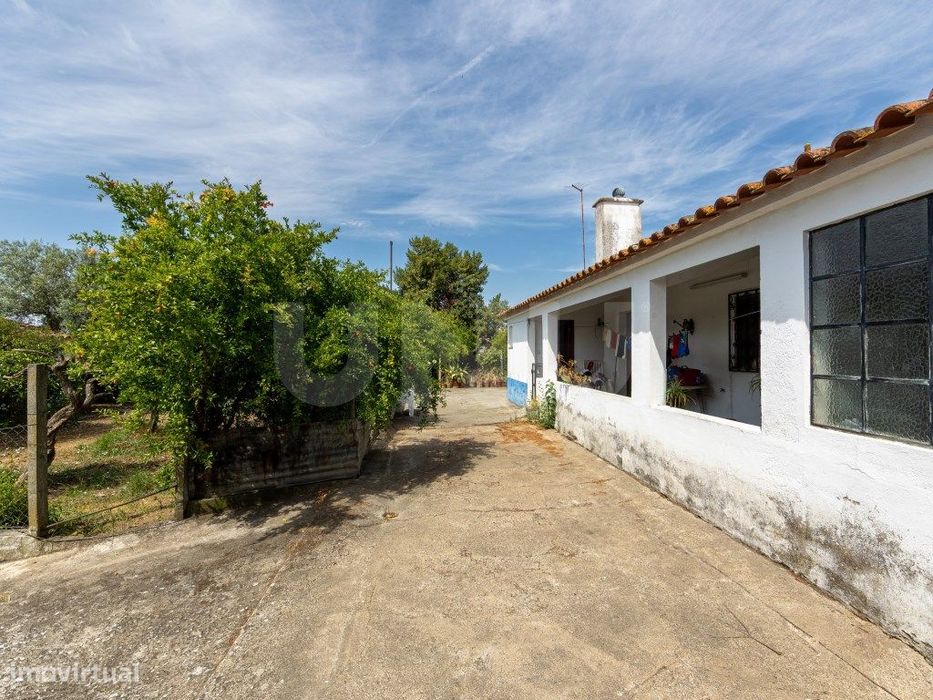 Moradia com espaço exterior em lote de 700 m²