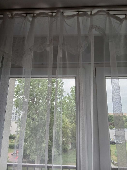Firanka biała przeźroczysta z naszytą u góry falbanką