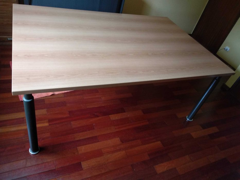 Mesa para escritório em madeira e ferro