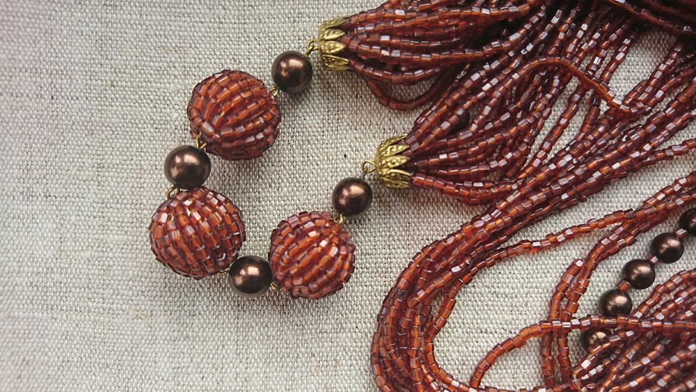naszyjnik ze szklanych koralików w kolorze miedzi