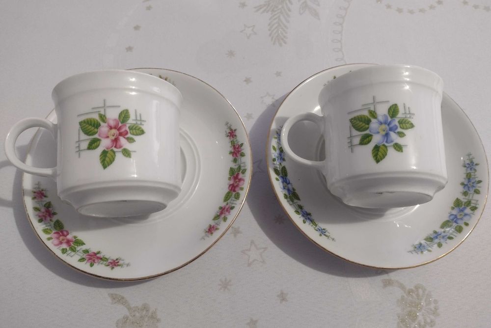 Dwie filiżanki ze spodkami