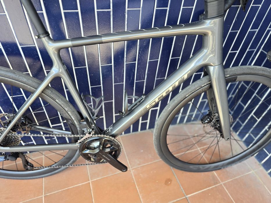 Scott addict m 105 di2 e rodas carbono