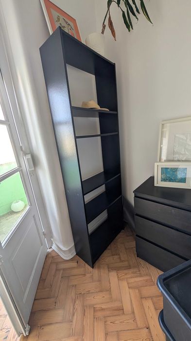 Estante preta alta e estreita – ótima para livros ou decoração