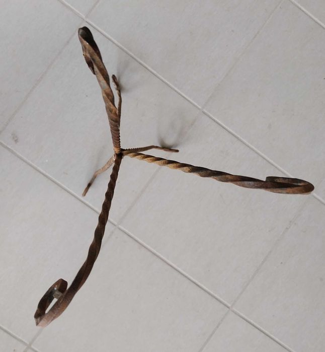 Suporte de ferro para vaso antigo