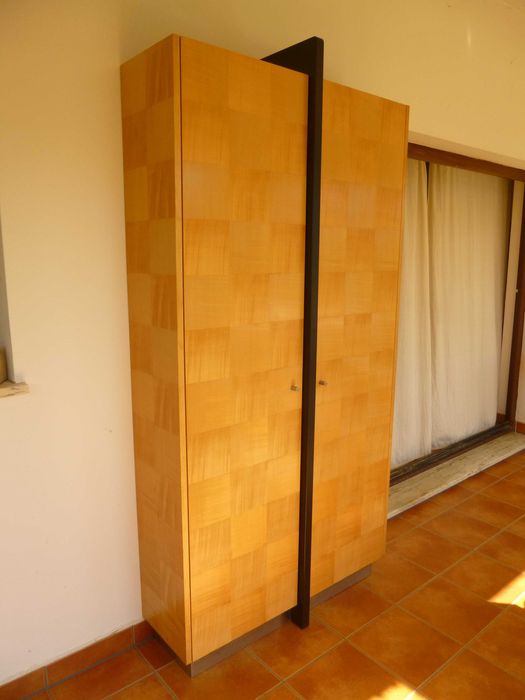 Armario artesanal em ácer/bordo,  105,5 cm  213 cm  34.5 cm