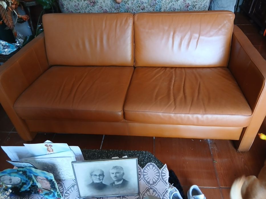 Sofá castanho em pele