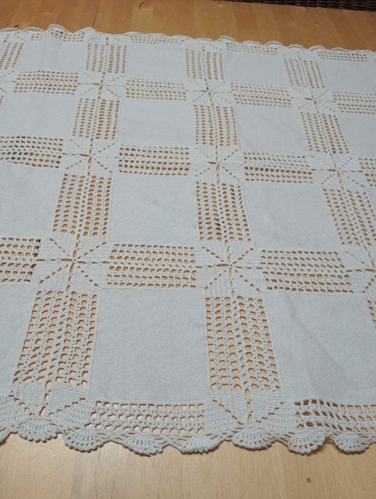 Pequena toalha de chá em estoupa e croche.