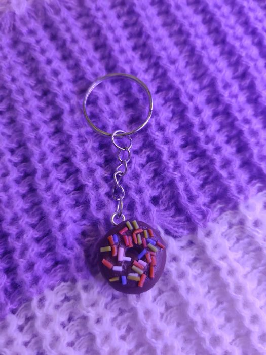 Porta-chaves de donut castanho com granulados