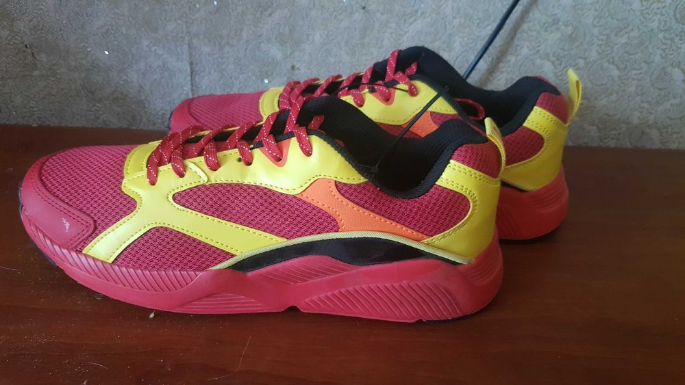 Продам нові чоловічі кросівки