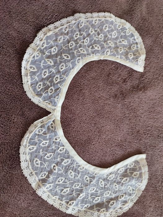 Kołnierzyk z koronki wyszywany