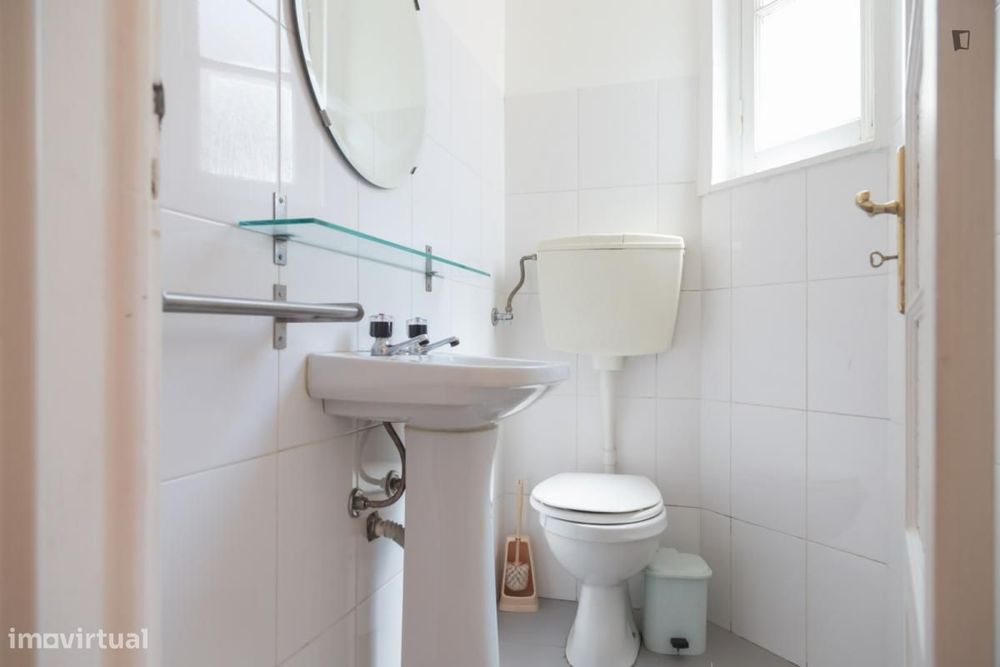 Quarto - localizado em Alameda Lisbon